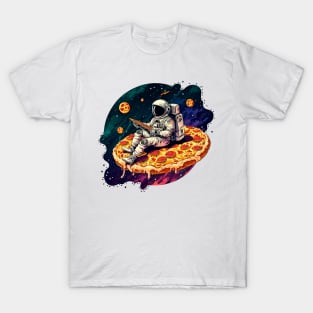 Astronaut in space eating pizza T-Shirt